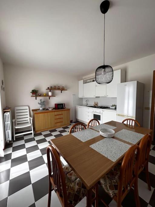 Near Town Centre And Lake - Le Colombe Bardolino Esterno foto