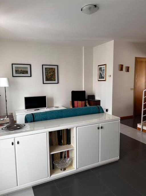 Near Town Centre And Lake - Le Colombe Bardolino Esterno foto