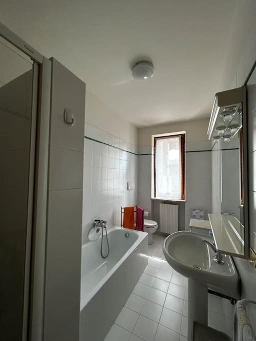 Near Town Centre And Lake - Le Colombe Bardolino Esterno foto