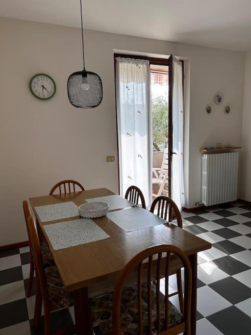 Near Town Centre And Lake - Le Colombe Bardolino Esterno foto